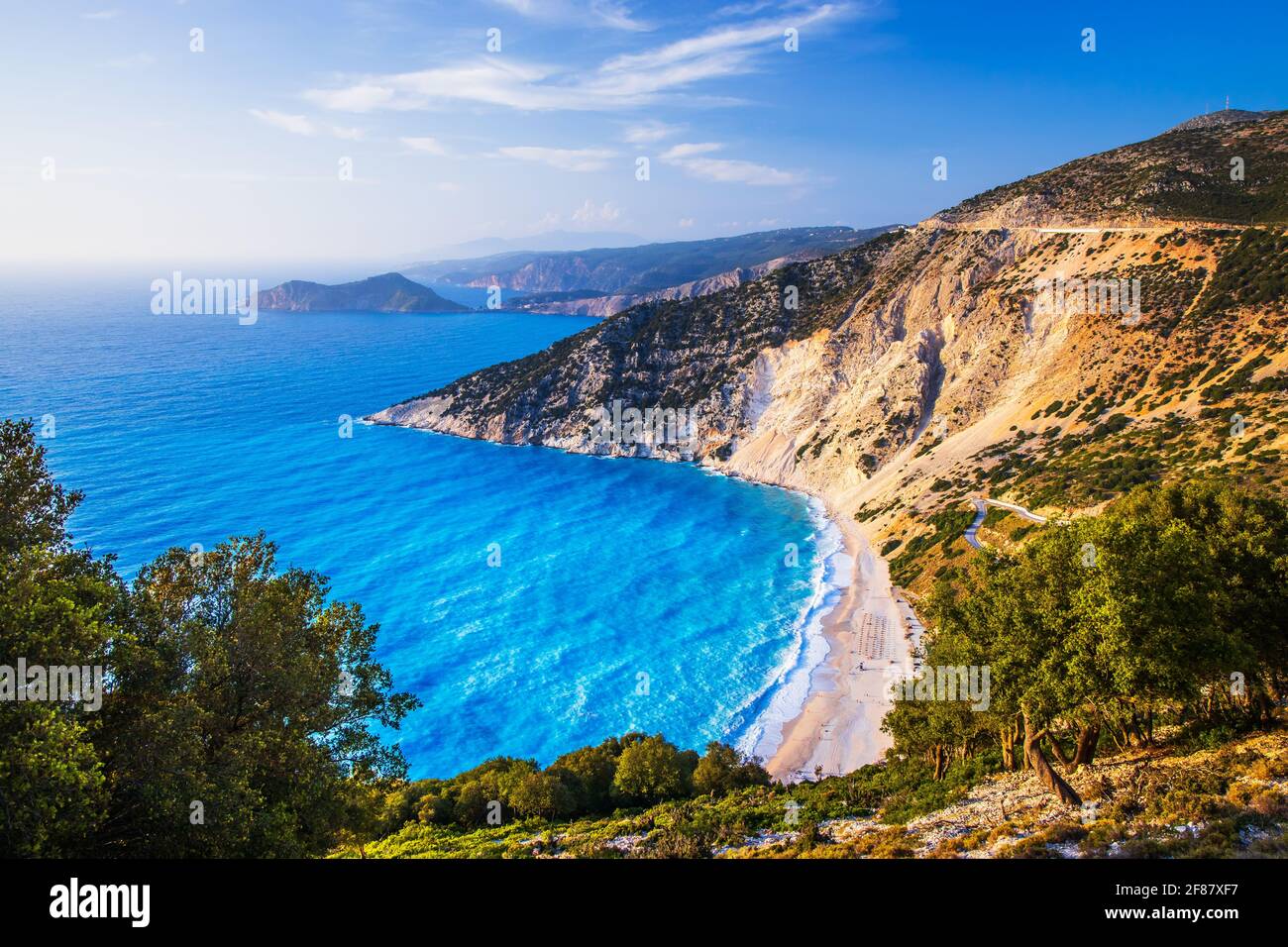 Kefalonia, Griechenland. Panoramablick über den Strand von Myrtos, Assos. Stockfoto