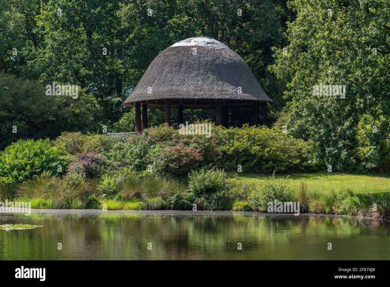 See mit Pavillon im Landschaftsgarten und Schlosspark von Schloss Lütetsburg, Lütetsburg, Niedersachsen, Deutschland, Europa Stockfoto