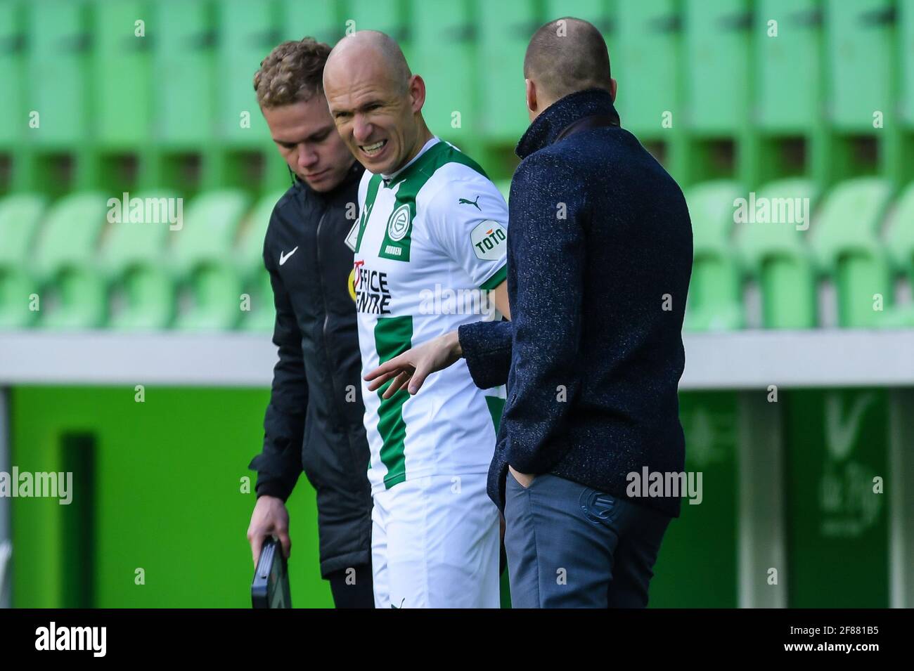 GRONINGEN, NIEDERLANDE - APRIL 11: Vierter Offizier Alex Bos, Arjen Robben vom FC Groningen, Trainer Danny Buijs vom FC Groningen während der niederländischen Eredivis Stockfoto