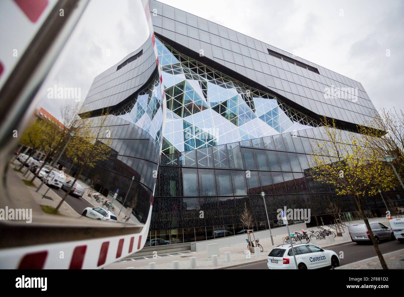 Berlin, Deutschland. April 2021. Das neue Axel Springer-Gebäude spiegelt sich in einem Straßenspiegel wider. Quelle: Christoph Soeder/dpa/Alamy Live News Stockfoto