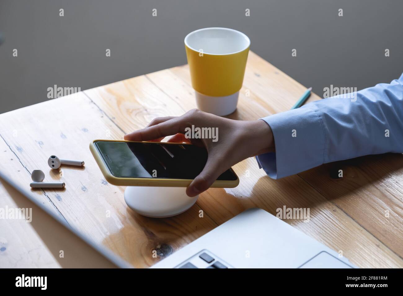 Frau mit drahtlosen Laden . Technologie-Konzept. Stockfoto