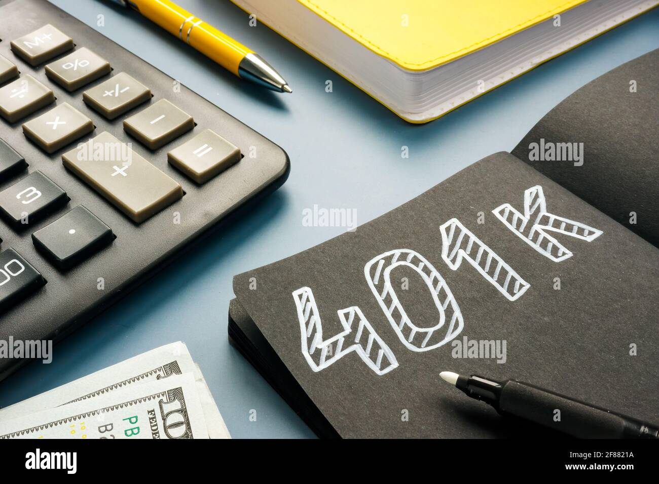 Markieren Sie etwa 401k Pensionsplan auf der schwarzen Seite. Stockfoto Markieren Sie etwa 401k Pensionsplan auf der schwarzen Seite. Stockfoto