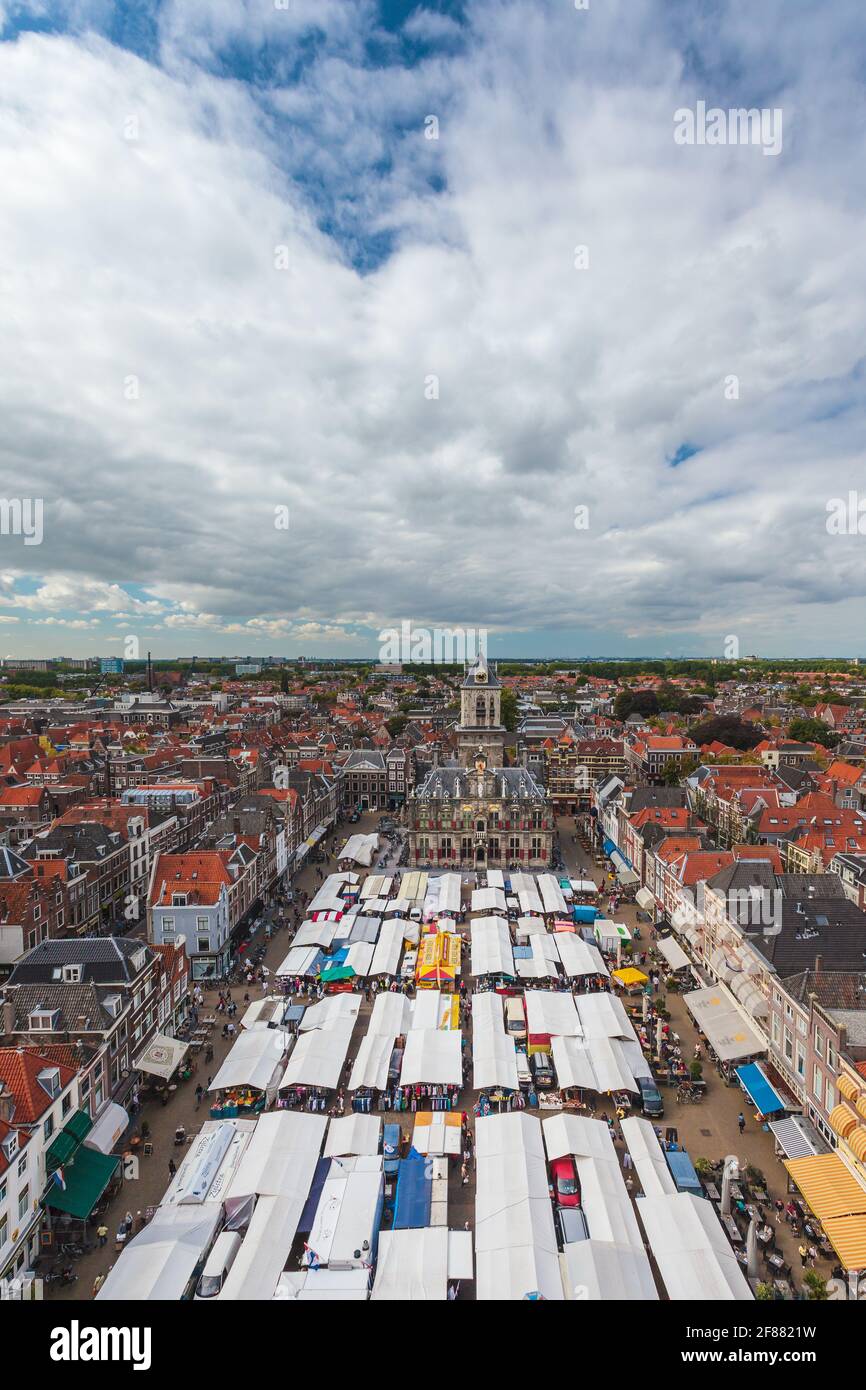 Markt auf dem zentralen Platz der niederländischen Stadt Delft; Blick von oben Stockfoto