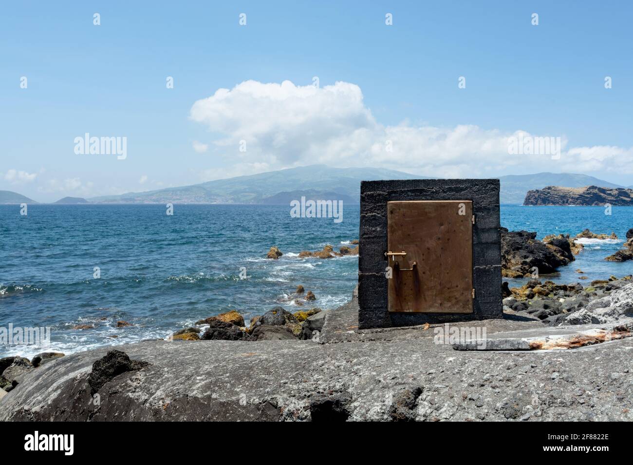 Geheimnisvolle Luke, die zum Atlantischen Ozean in Madalena, Pico Insel, Azoren führt Stockfoto