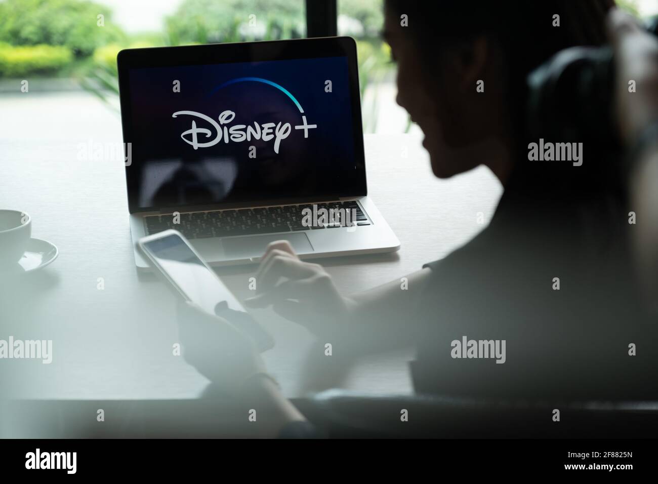 CHIANGMAI, THAILAND - 25. JULI 2020 : Macbook mit Disney plus auf der Leinwand. Disney+ ist ein Online-Abonnementdienst für Videostreaming, der in eingeführt wird Stockfoto