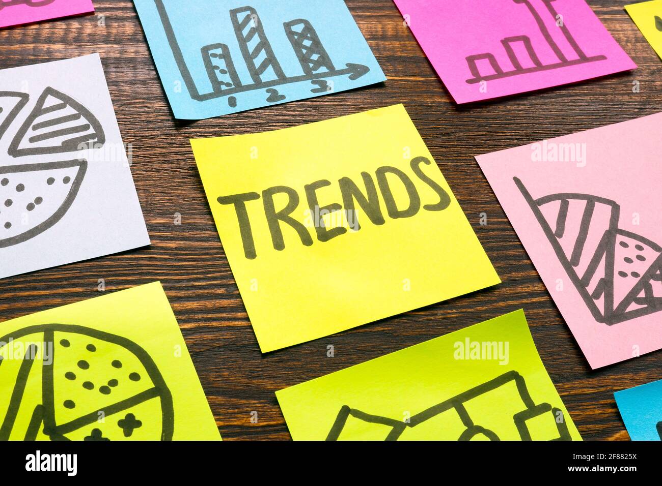 Business Marketing Trends Konzept. Grafik und Diagramme auf den Memosticks. Stockfoto