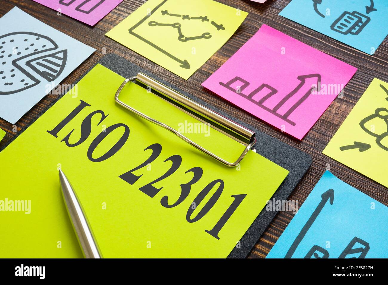 ISO 22301-Papiere mit Memosticks und Diagrammen. Stockfoto