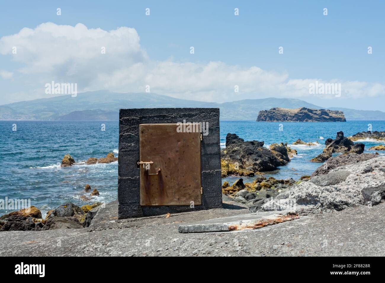 Geheimnisvolle Luke, die zum Atlantischen Ozean in Madalena, Pico Insel, Azoren führt Stockfoto