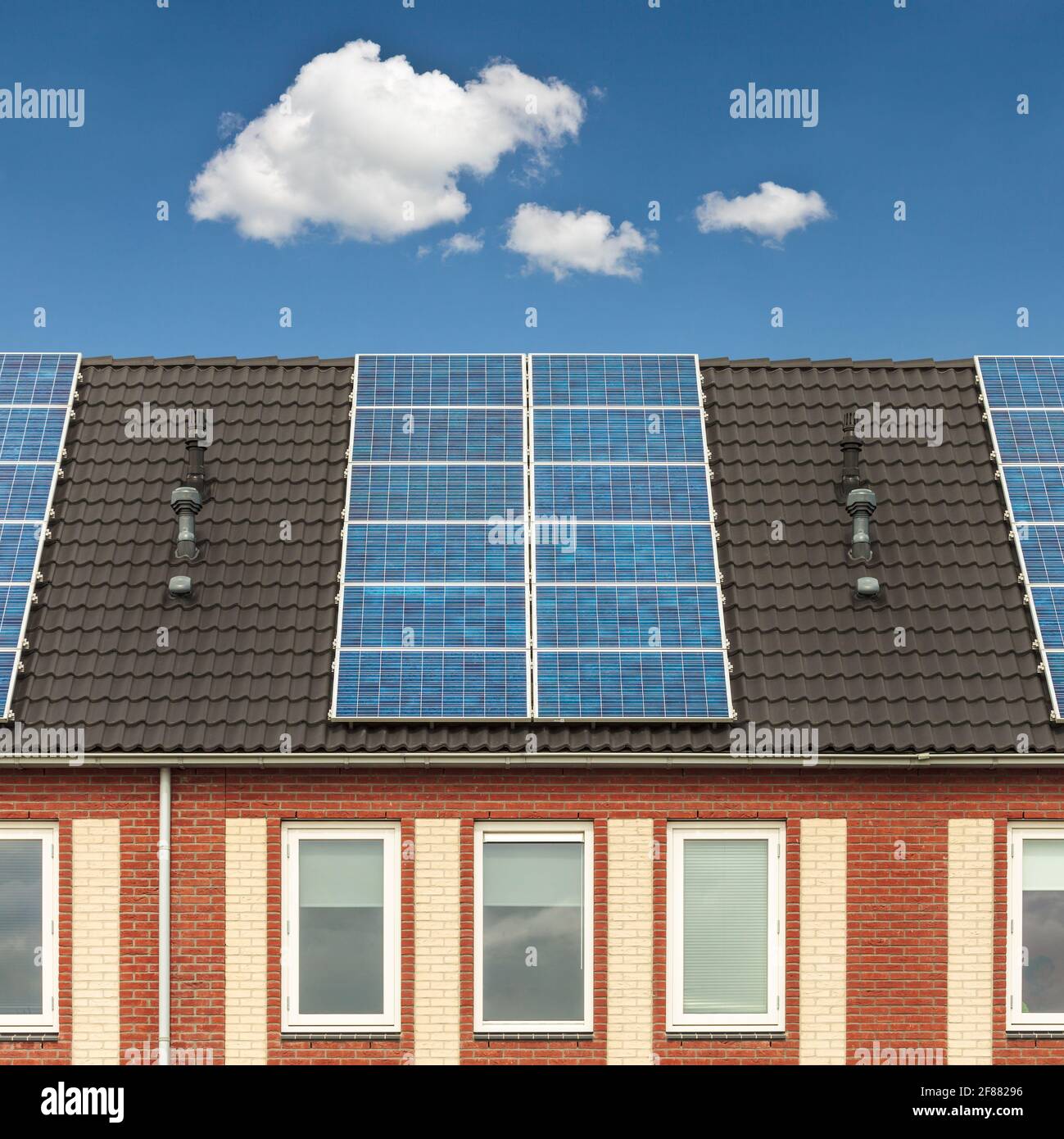 Fassade einer holländischen Reihe neuer Häuser mit Solar Bedienfelder Stockfoto