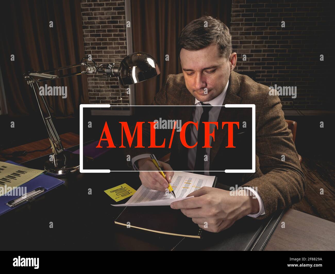 AML CFT Bekämpfung der Geldwäsche und Bekämpfung der Terrorismusfinanzierung. Auditor arbeitet mit Papieren. Stockfoto