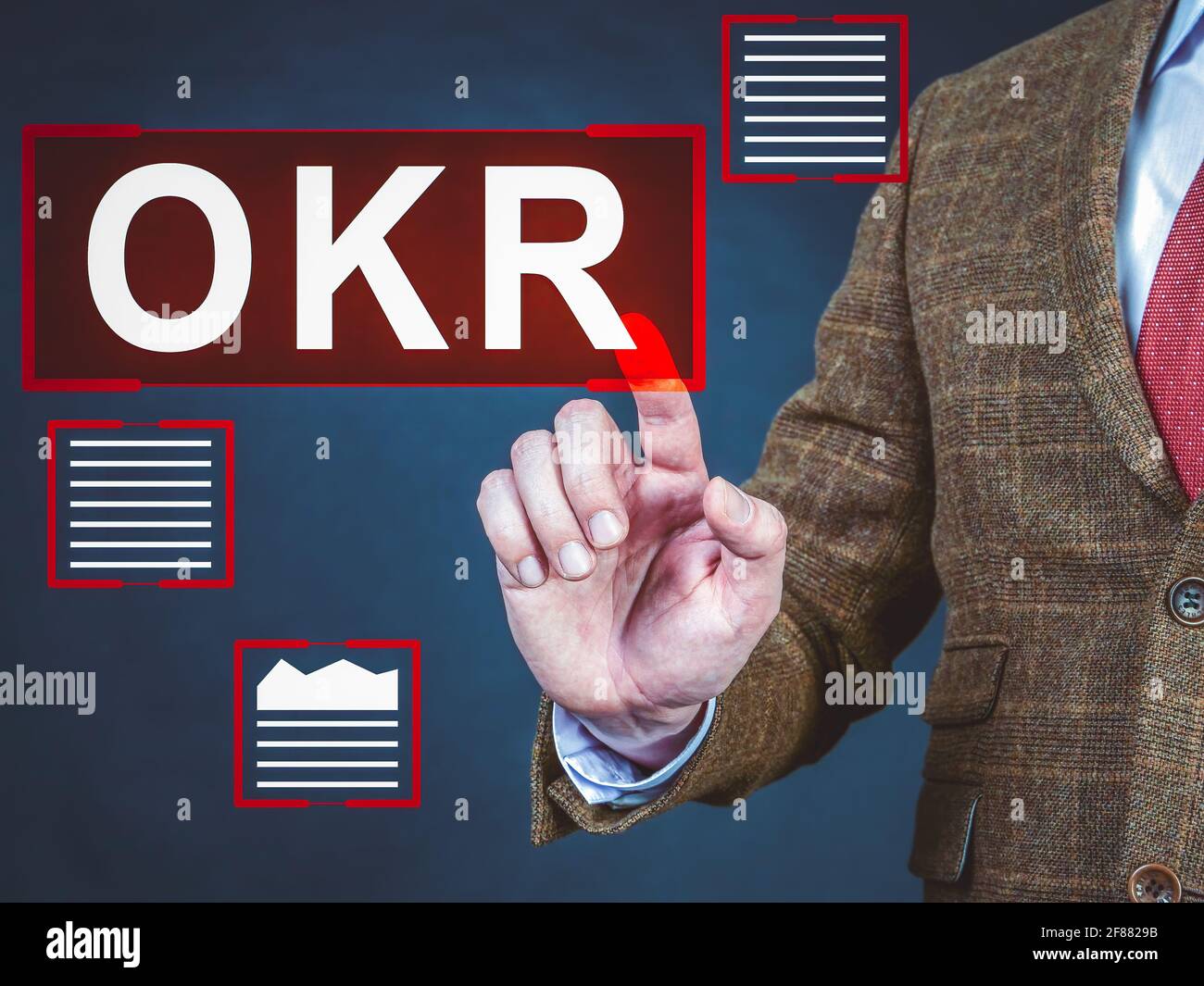 OKR-Ziele und Hauptergebnisse. Der Mann klickt auf die Inschrift. Stockfoto