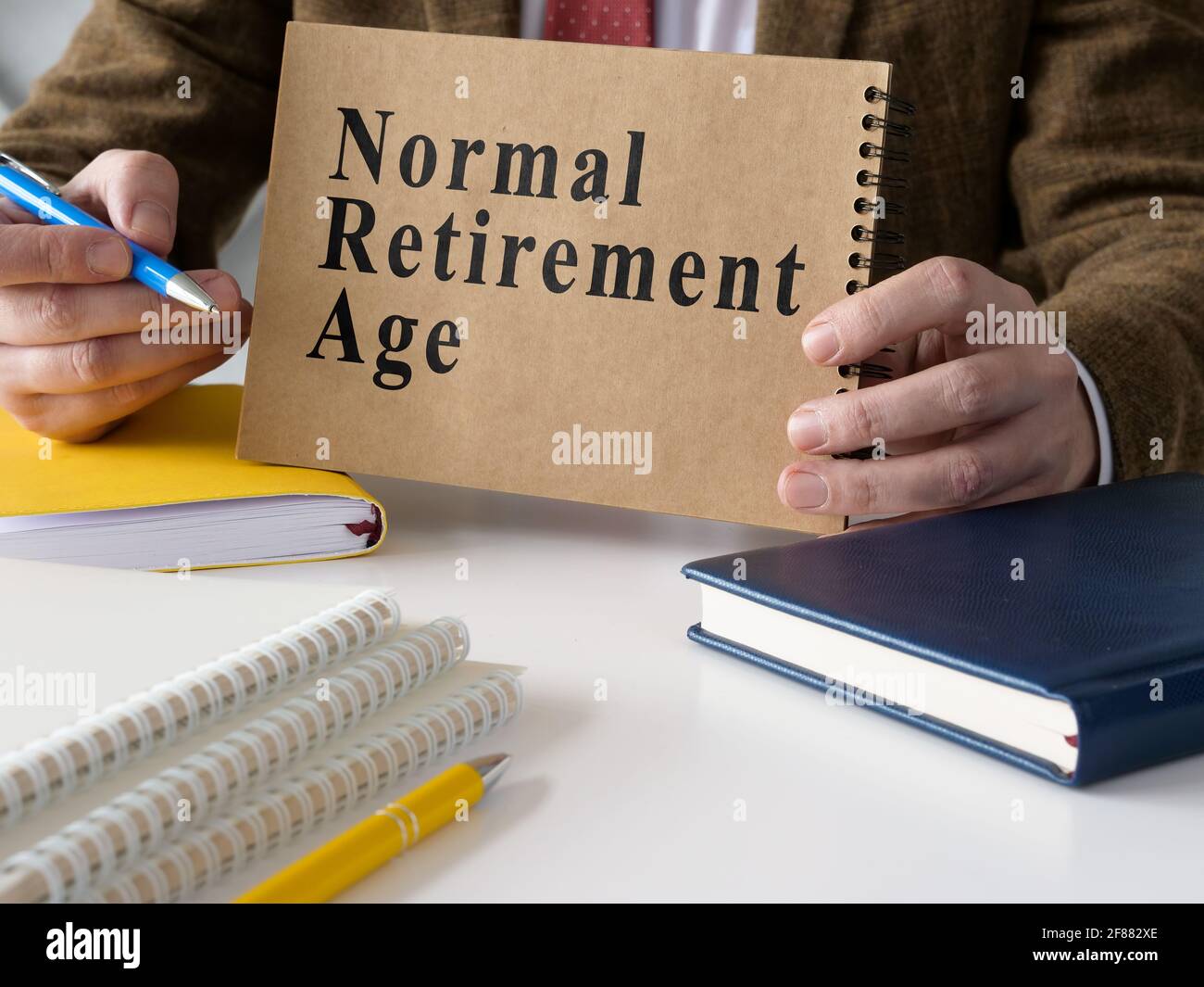 Manager zeigt NRA-Daten zum normalen Rentenalter an. Stockfoto
