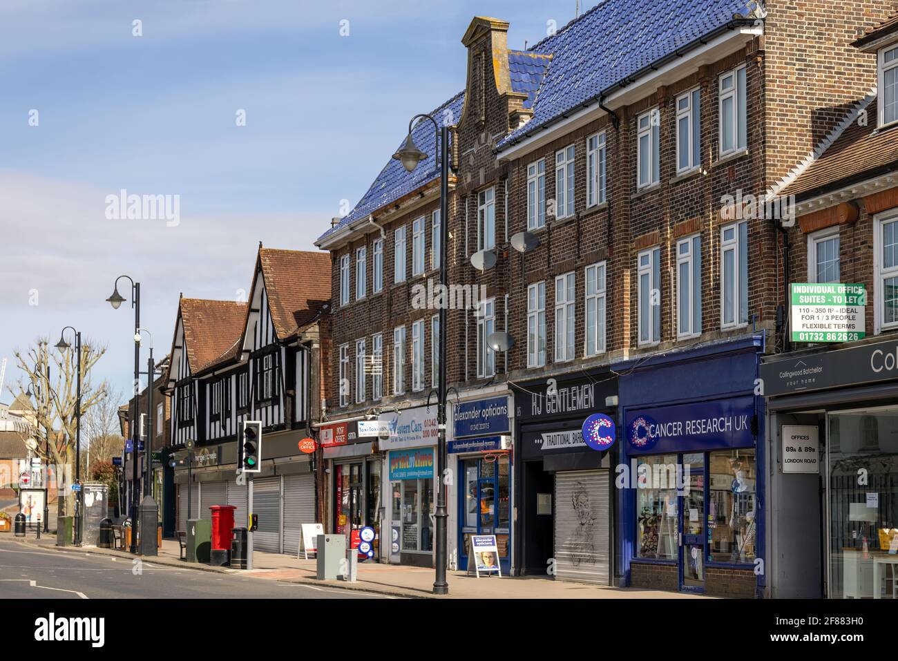 EAST GRINSTEAD, WEST SUSSEX, Großbritannien - APRIL 9 : Blick auf die Geschäfte in der London Road in East Grinstead am 9. April 2021 Stockfoto