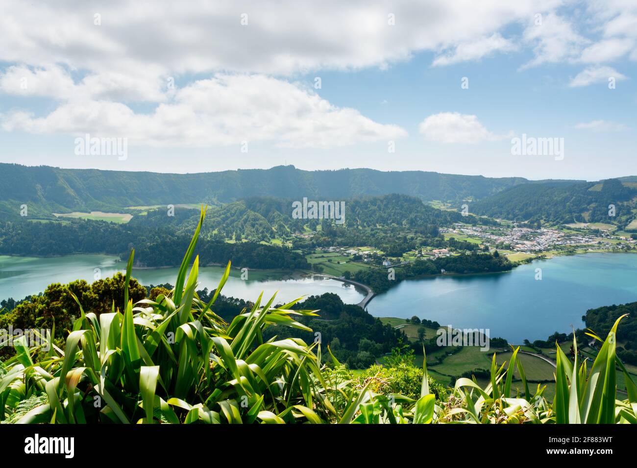 Aussichtspunkt auf die Seen von Sete Cidades, Sao Miguel Insel, Azoren. Stockfoto