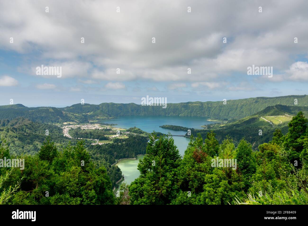 Aussichtspunkt auf die Seen von Sete Cidades, Sao Miguel Insel, Azoren. Stockfoto