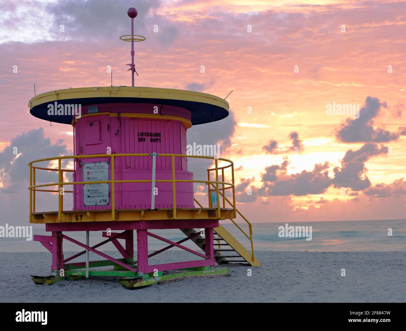USA, Florida, South Beach Miami, Rettungsschwimmerstation im Art déco-Stil Stockfoto