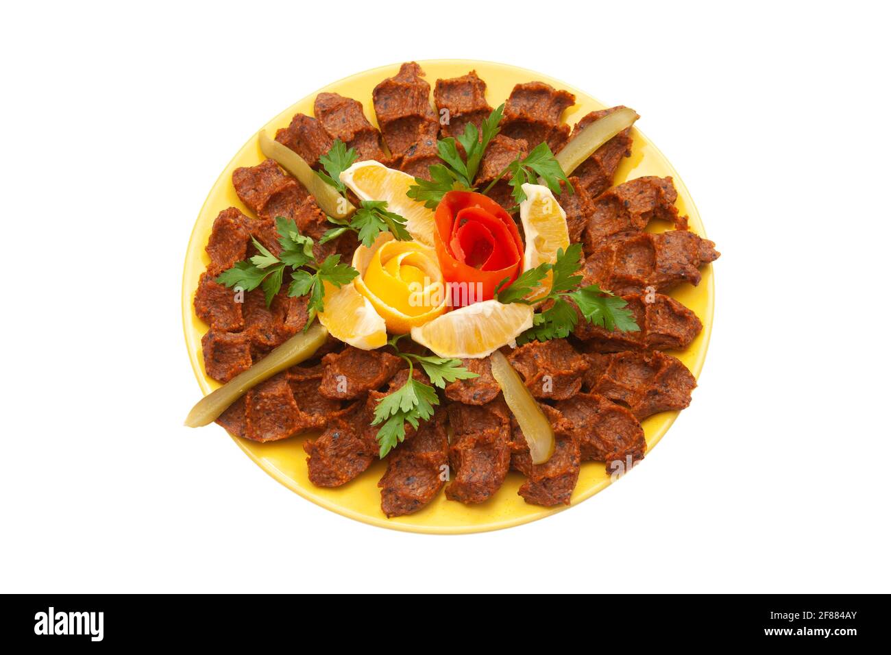 Ein berühmtes türkisches traditionelles Essen, Raw Kofta 'Cig Kofte' auf dem Teller Stockfoto