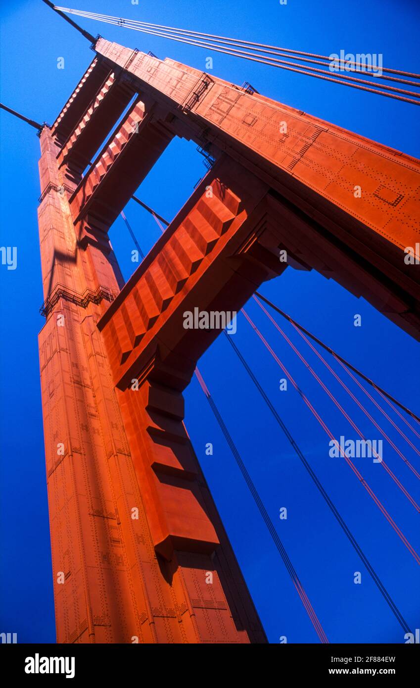 USA, Kalifornien, San Francisco, Golden Gate Bridge Vertikale Ansicht von unten Stockfoto