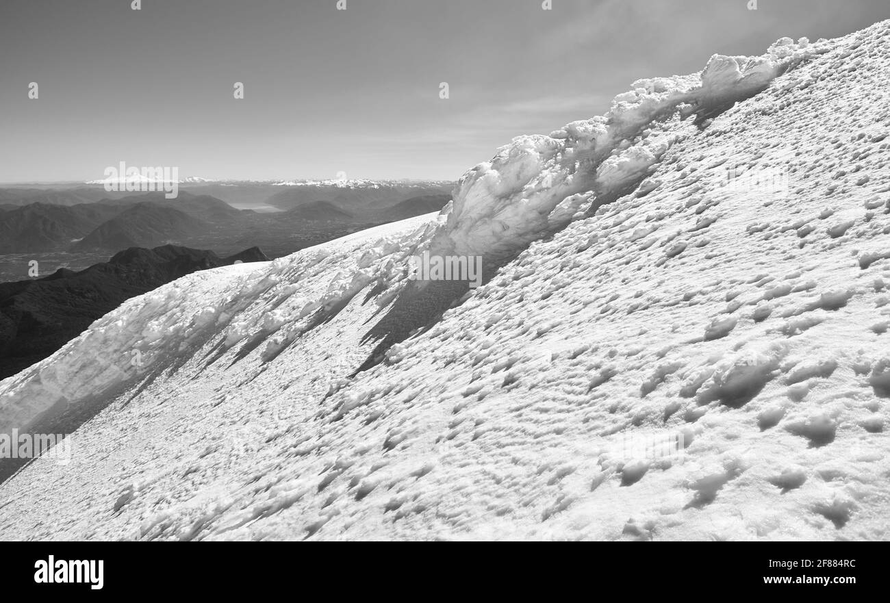 Schwarz-Weiß-Bild des schneebedeckten Abhangs des aktiven Vulkans Villarica in Chile. Stockfoto
