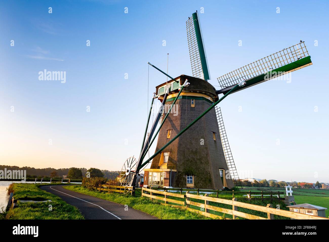 Die historische Lisserpoel Windmühle wurde 1676 gebaut. Entlang des Flusses Ringvaart. Auf dem Rooversbroekdijk im Hellegatspolder in den Niederlanden. Stockfoto