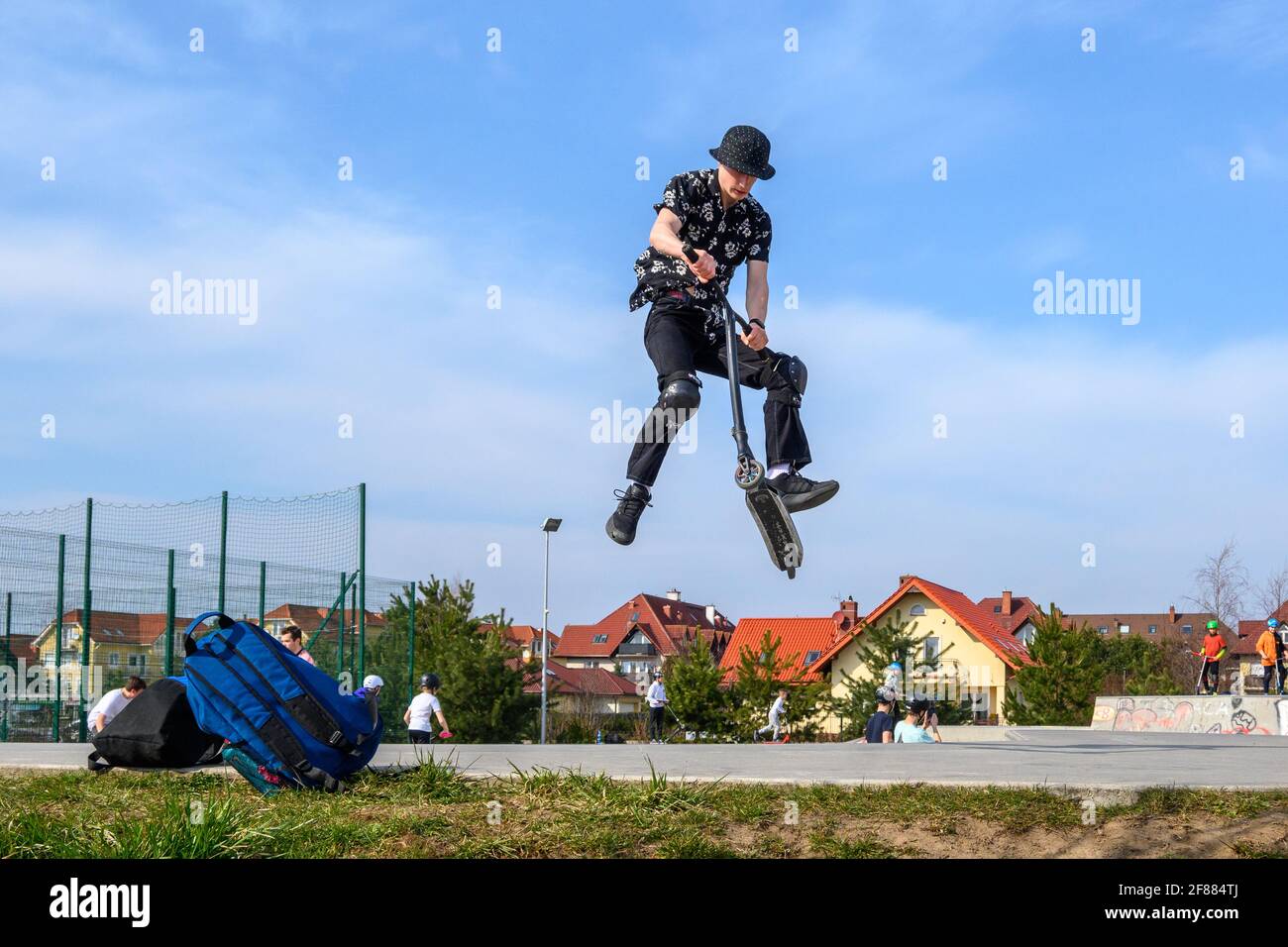 Danzig, Polen - 11. April 2021: Ein Junge springt mit seinem Roller und macht einen Trick Stockfoto