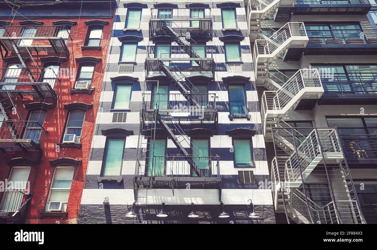Alte Gebäude mit eisernen Feuerausbrüchen, Farbtonung angewendet, New York City, USA. Stockfoto