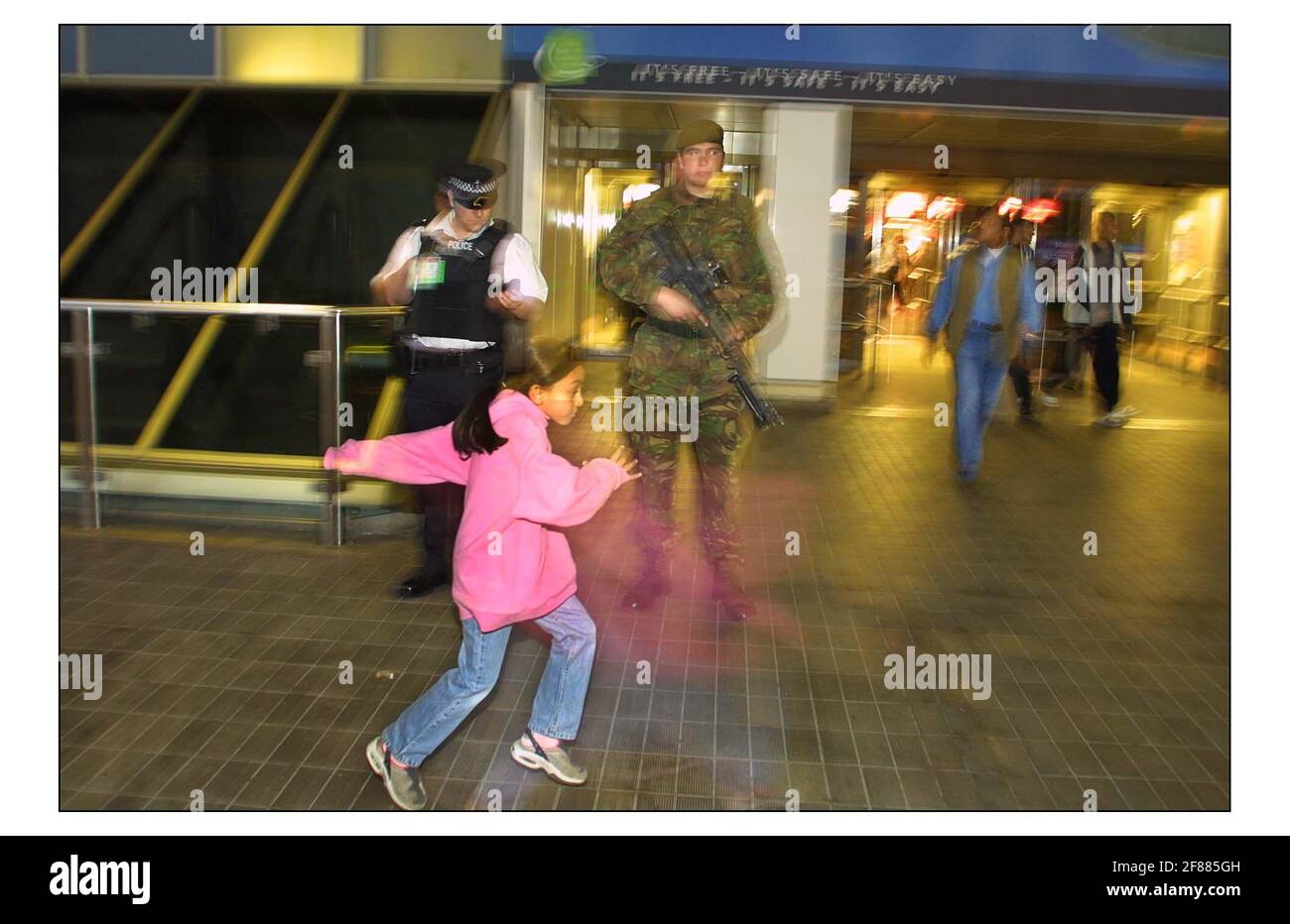 Bewaffnete Soldaten und Polizisten an einem der Eingänge zu Terminal 4 am Flughafen Heathrow für den zweiten Tag.pic David Sandison 12/2/2003 Stockfoto