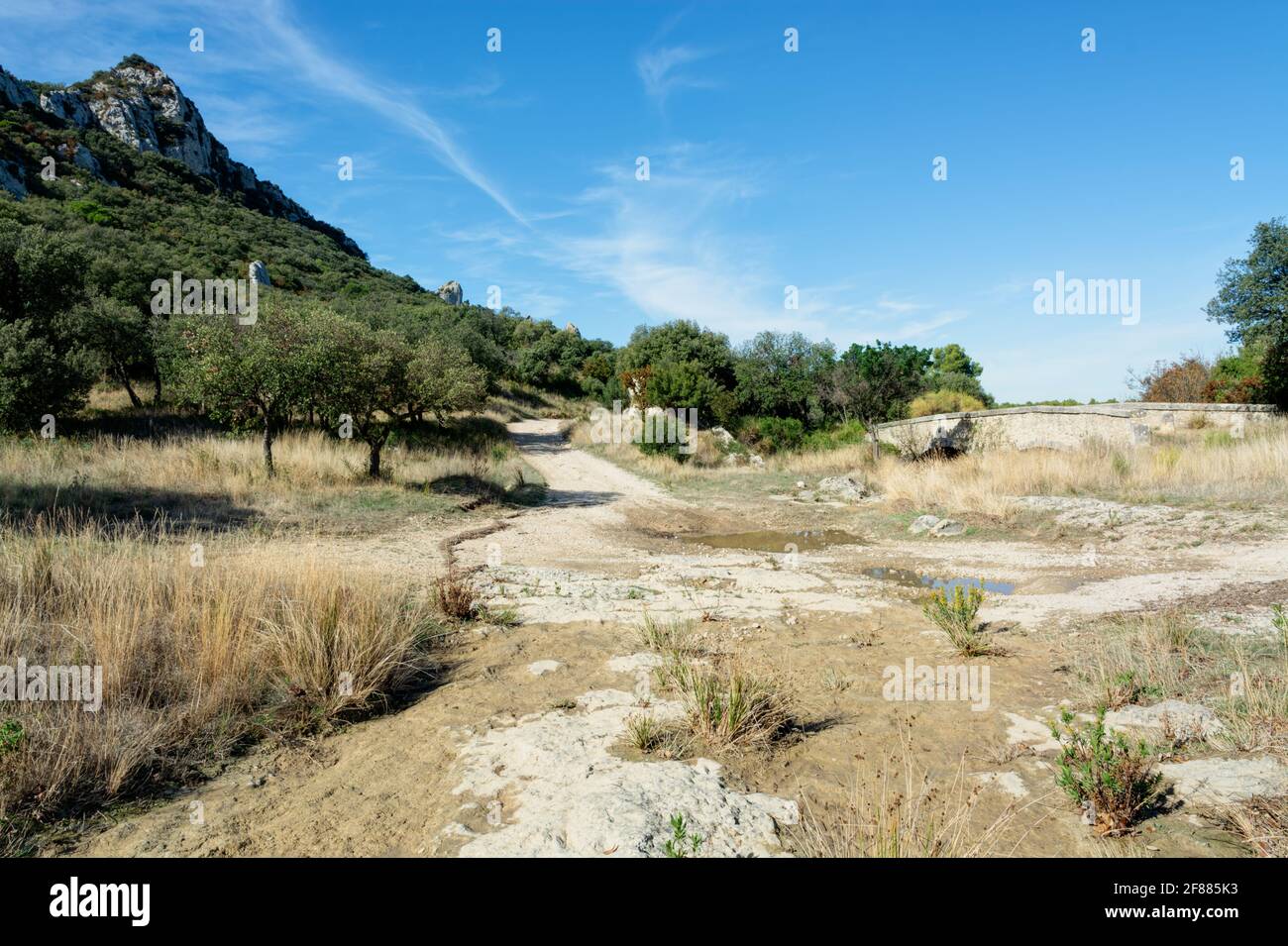 Trockener Fluss im Süden Frankreichs Stockfoto