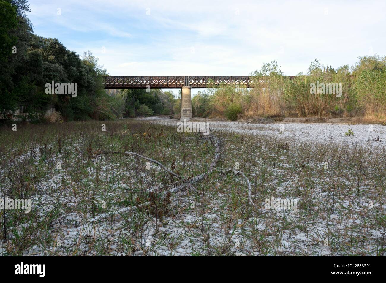 Trockener Fluss im Süden Frankreichs Stockfoto