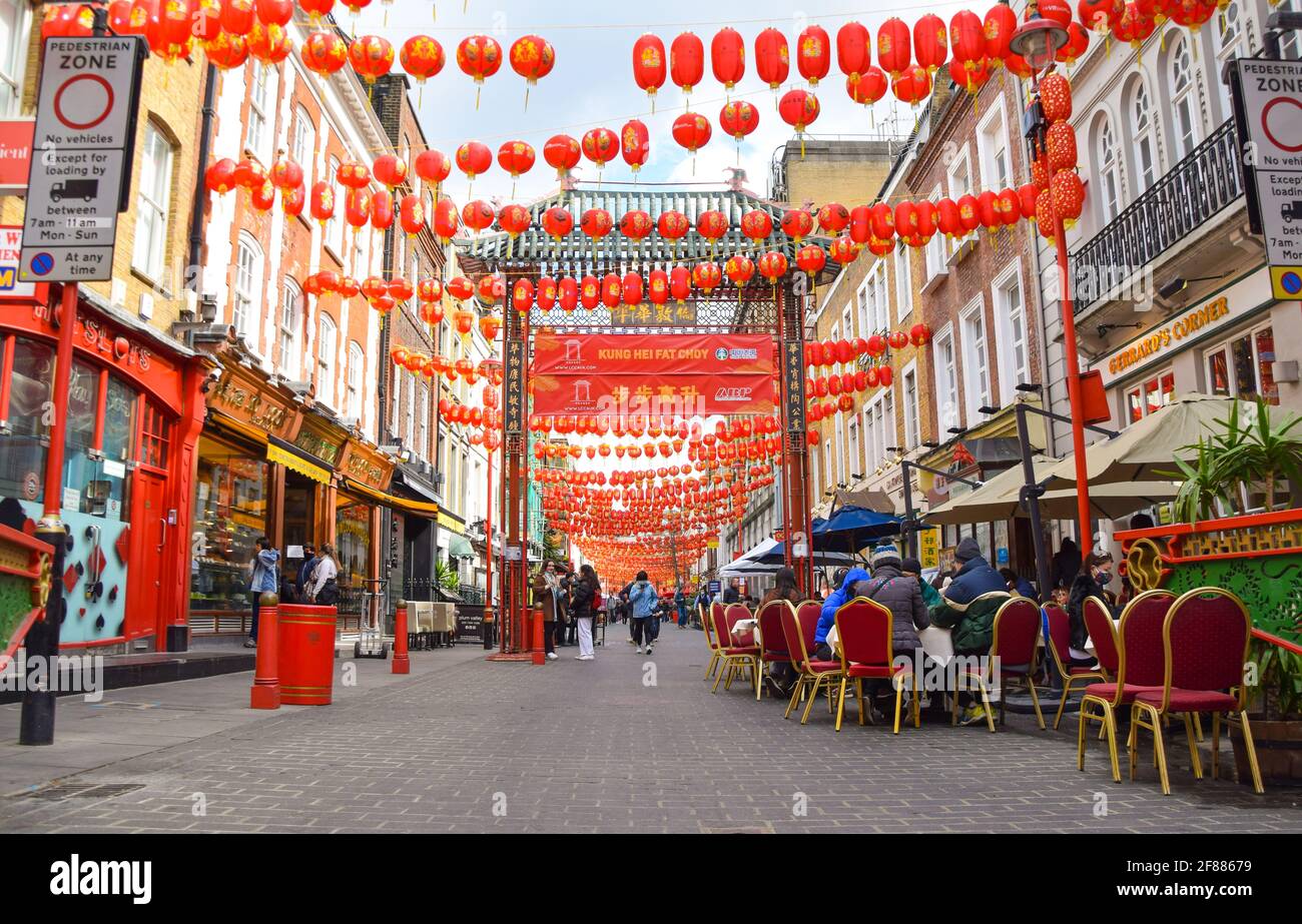 London, Großbritannien. April 2021. Die Restaurants werden in der Gerrard Street, Chinatown, wiedereröffnet. Geschäfte, Restaurants, Bars und andere Unternehmen haben heute nach fast vier Monaten wieder geöffnet, da sich die weiteren Sperrregeln in England lockern. Kredit: Vuk Valcic/Alamy Live Nachrichten Stockfoto