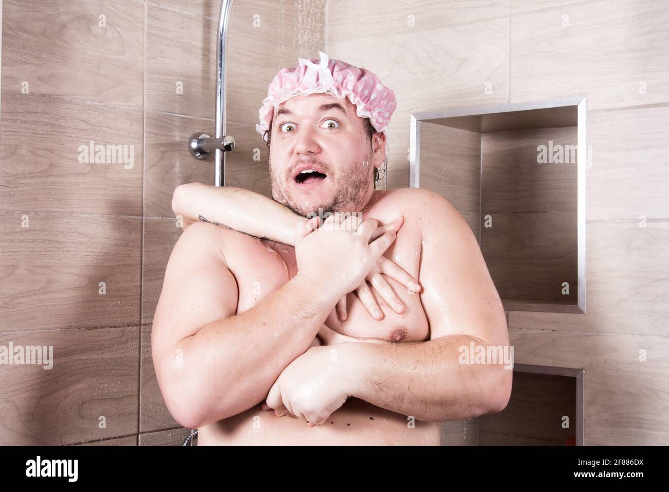 Komischer fetter Mann singt unter der Dusche. Stockfoto