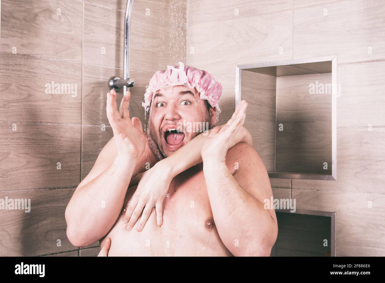 Komischer fetter Mann singt unter der Dusche. Stockfoto