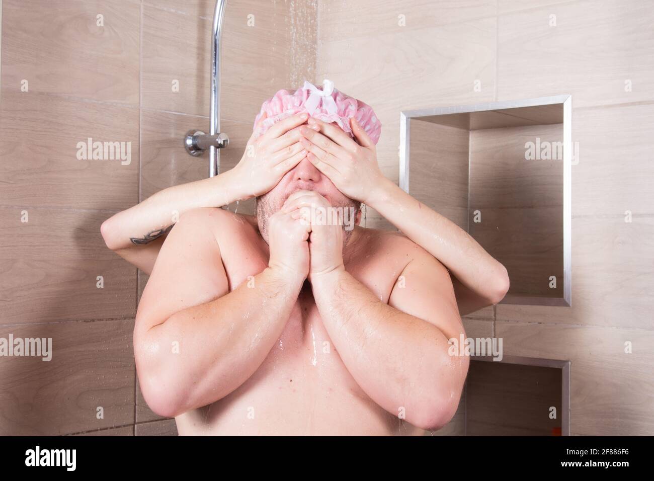 Komischer fetter Mann singt unter der Dusche. Stockfoto