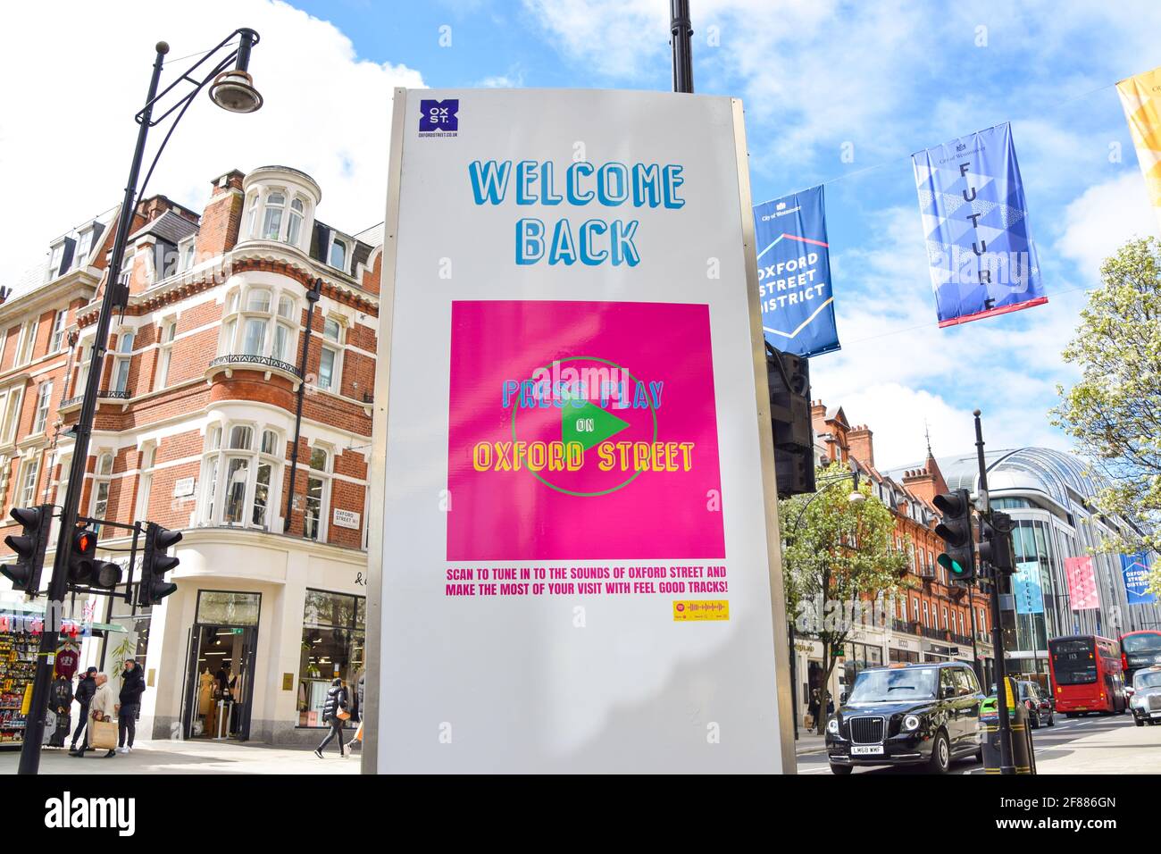 London, Großbritannien. April 2021. Ein „Welcome Back“-Schild vor Selfridges auf der Oxford Street. Geschäfte, Restaurants, Bars und andere Unternehmen haben heute nach fast vier Monaten wieder geöffnet, da sich die weiteren Sperrregeln in England lockern. Kredit: Vuk Valcic/Alamy Live Nachrichten Stockfoto