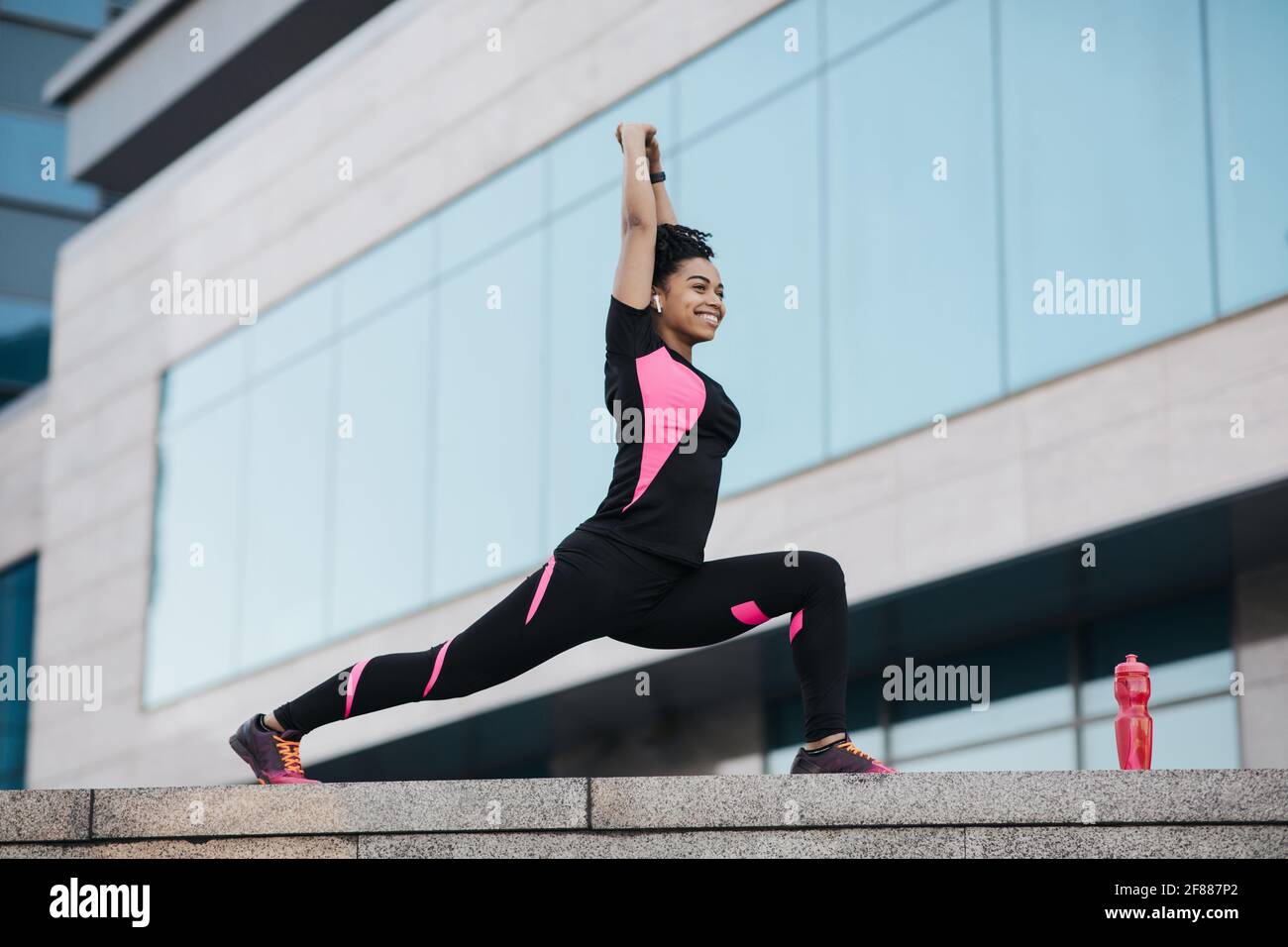 Motivation, Vitalität und aktiver Sport in der Stadt, Urban Workout und Körperpflege Stockfoto