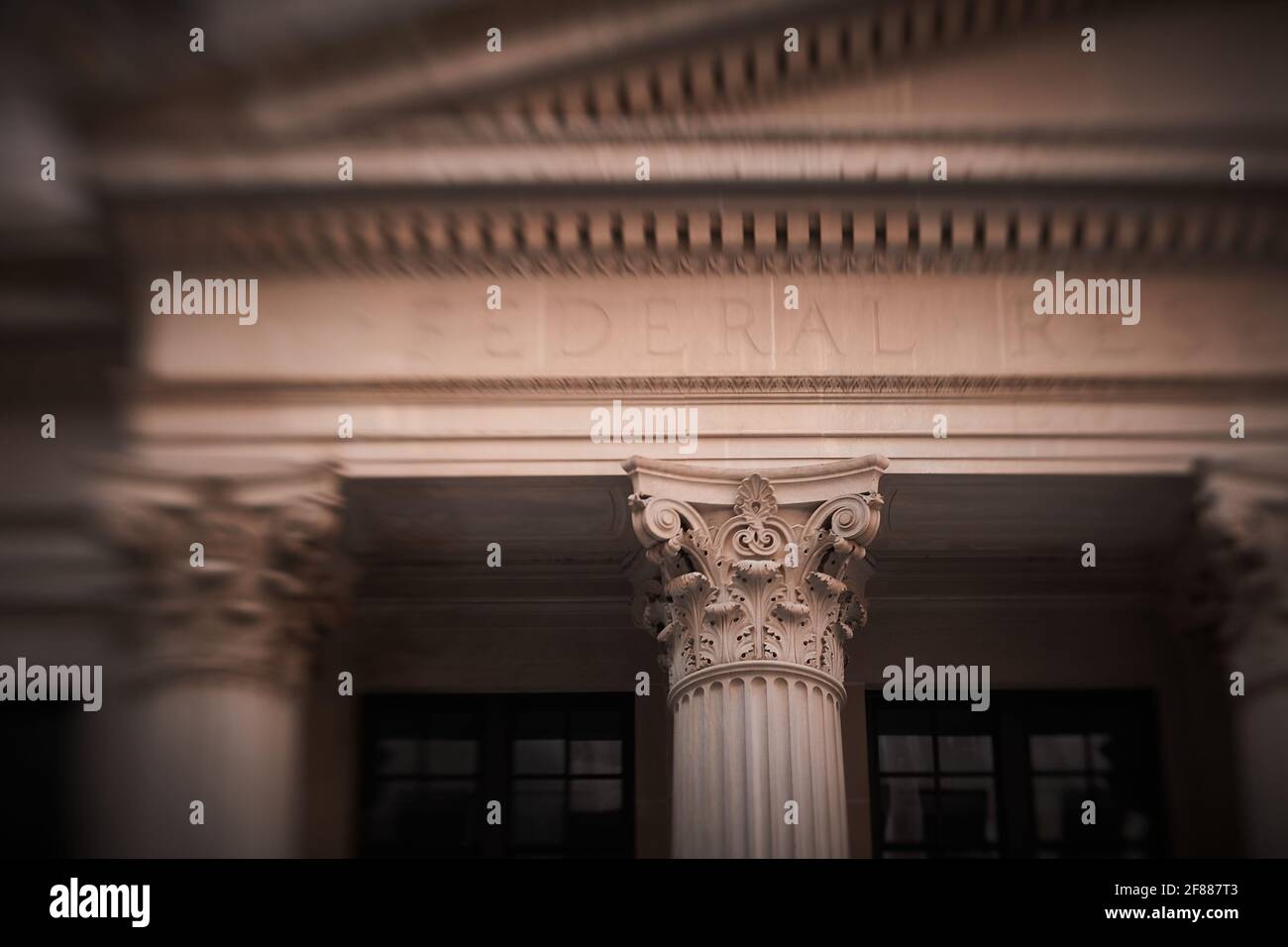 Lensbaby-Bild von Gebäuden in Chicago mit Schwerpunkt auf Säulen Stockfoto