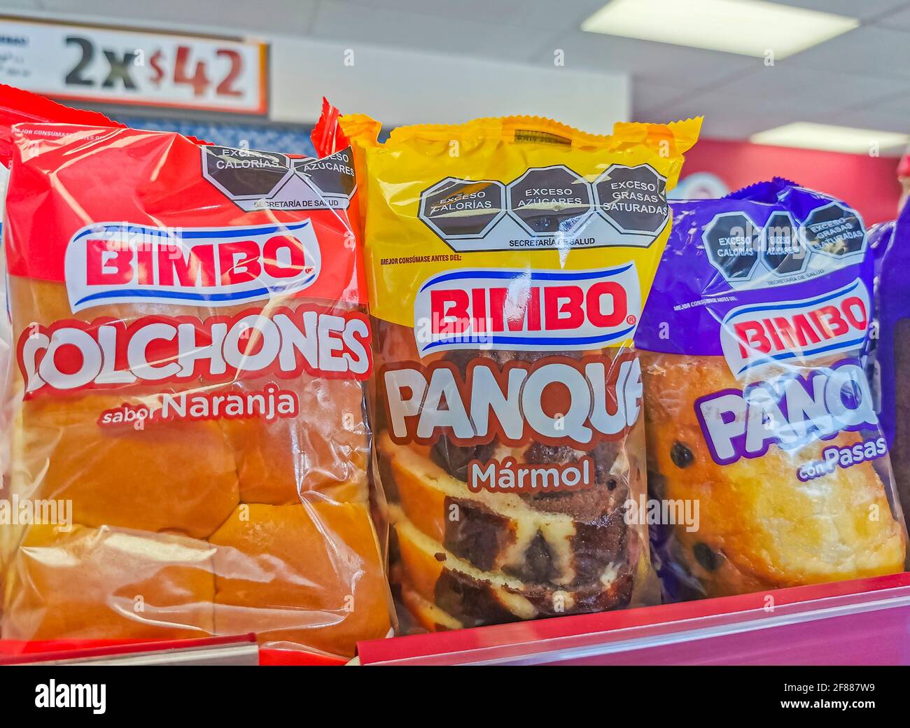 Bimbo verschiedene süße Brotverpackungen im Supermarkt in Playa del Carmen in Mexiko. Stockfoto