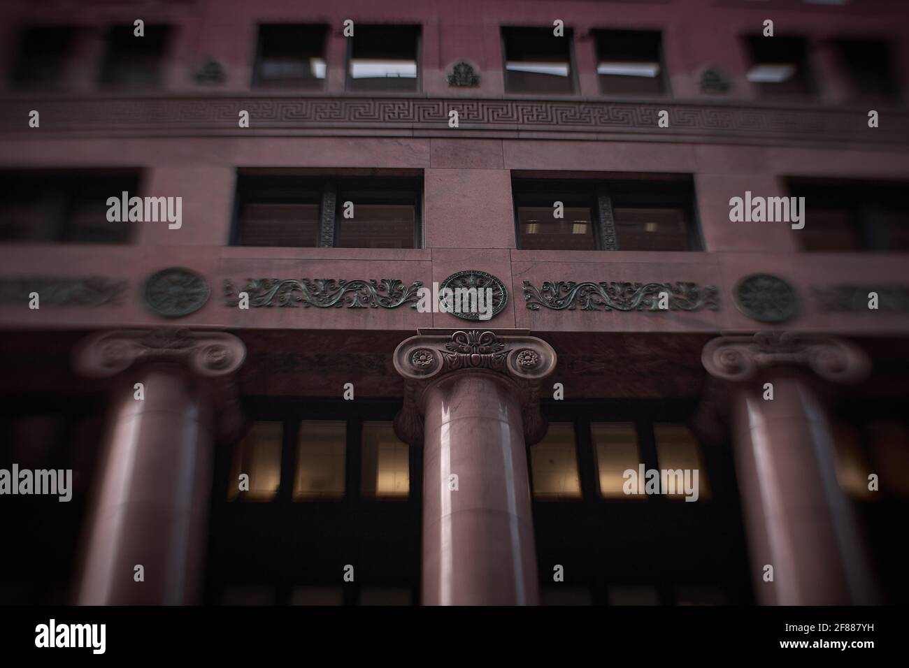 Lensbaby-Bild von Gebäuden in Chicago mit Schwerpunkt auf Säulen Stockfoto