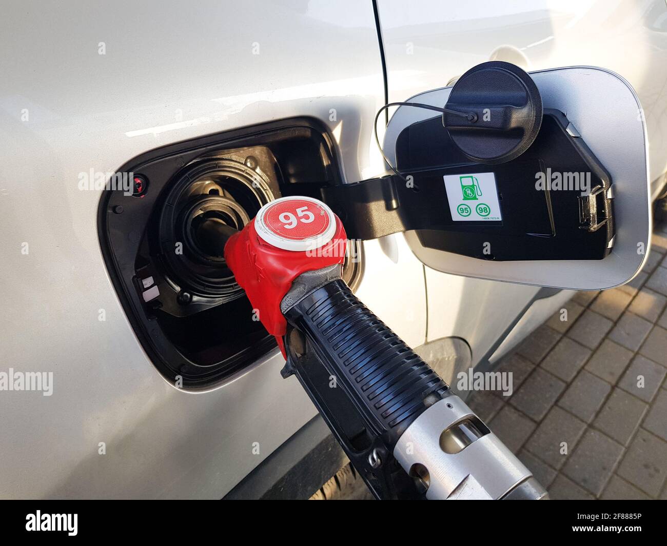 Das Auto mit Benzin befüllen. Setzen Sie die rote Waffe in den Tank des Autos zum Tanken ein