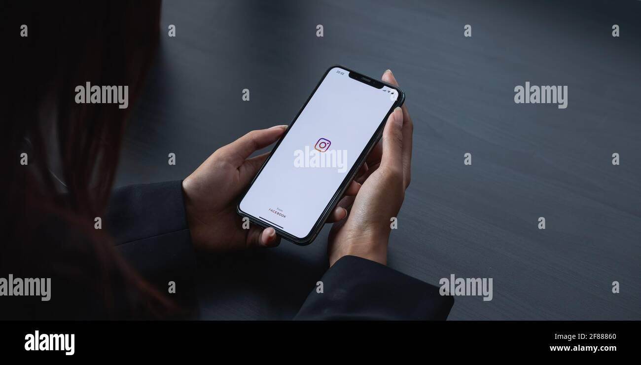 CHIANG MAI, THAILAND - APR 6 2021: Frau Hand hält iphone mit Logo der instagram-Anwendung. Instagram ist das größte und beliebteste Foto Stockfoto