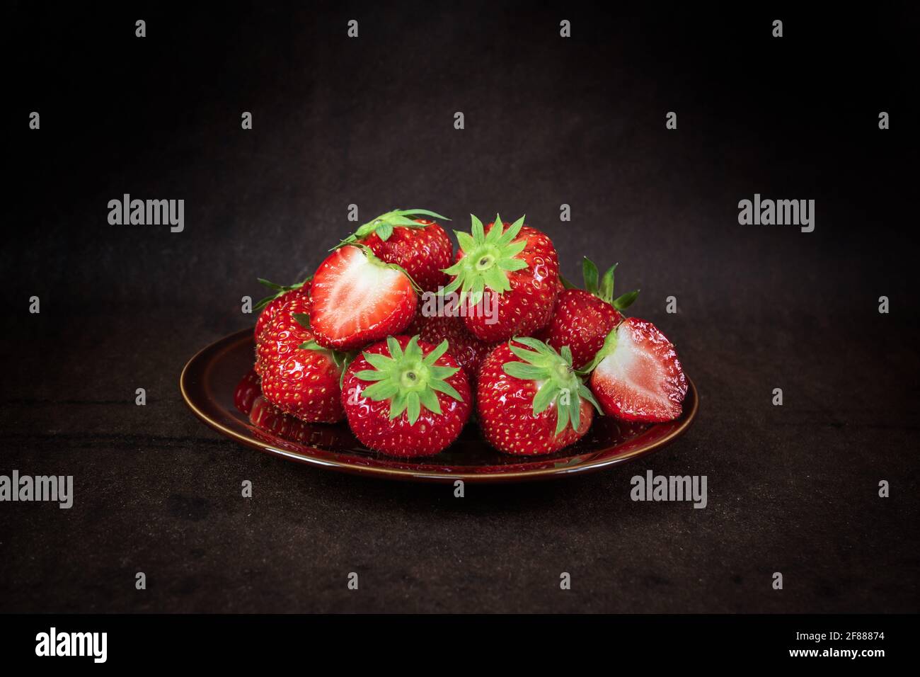 Frische rote Erdbeeren auf dem Teller. Stockfoto