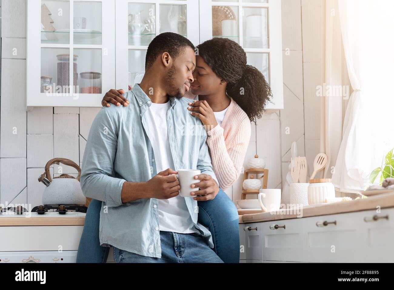 Inländische Romantik. Porträt Des Jungen Schwarzen Liebevollen Paares Bonding Zu Hause Stockfoto