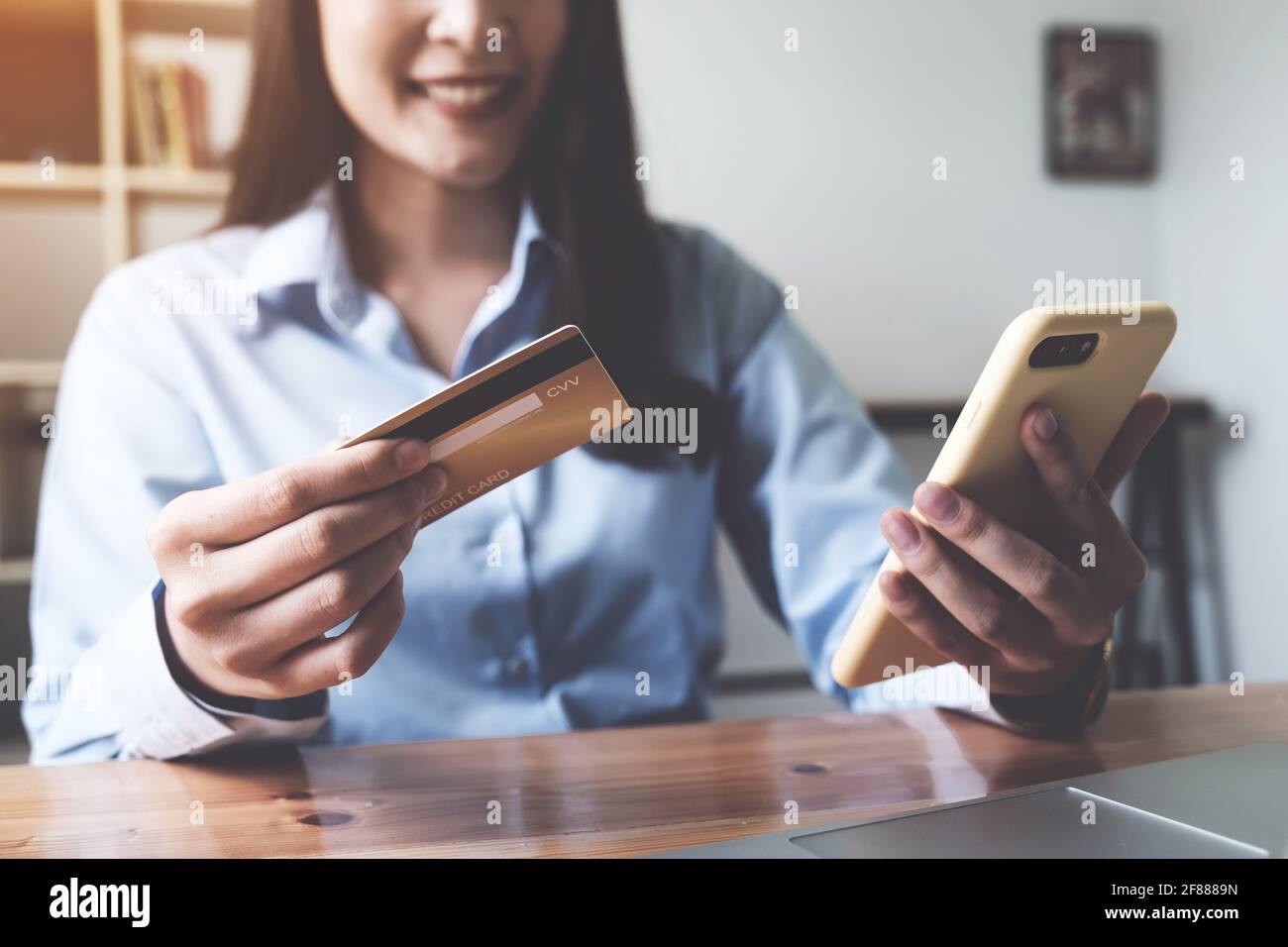 Online-Zahlung. Asiatische Frau mit Kreditkarte und Smartphone für Online-Shopping und Zahlung macht einen Kauf im Internet. Stockfoto