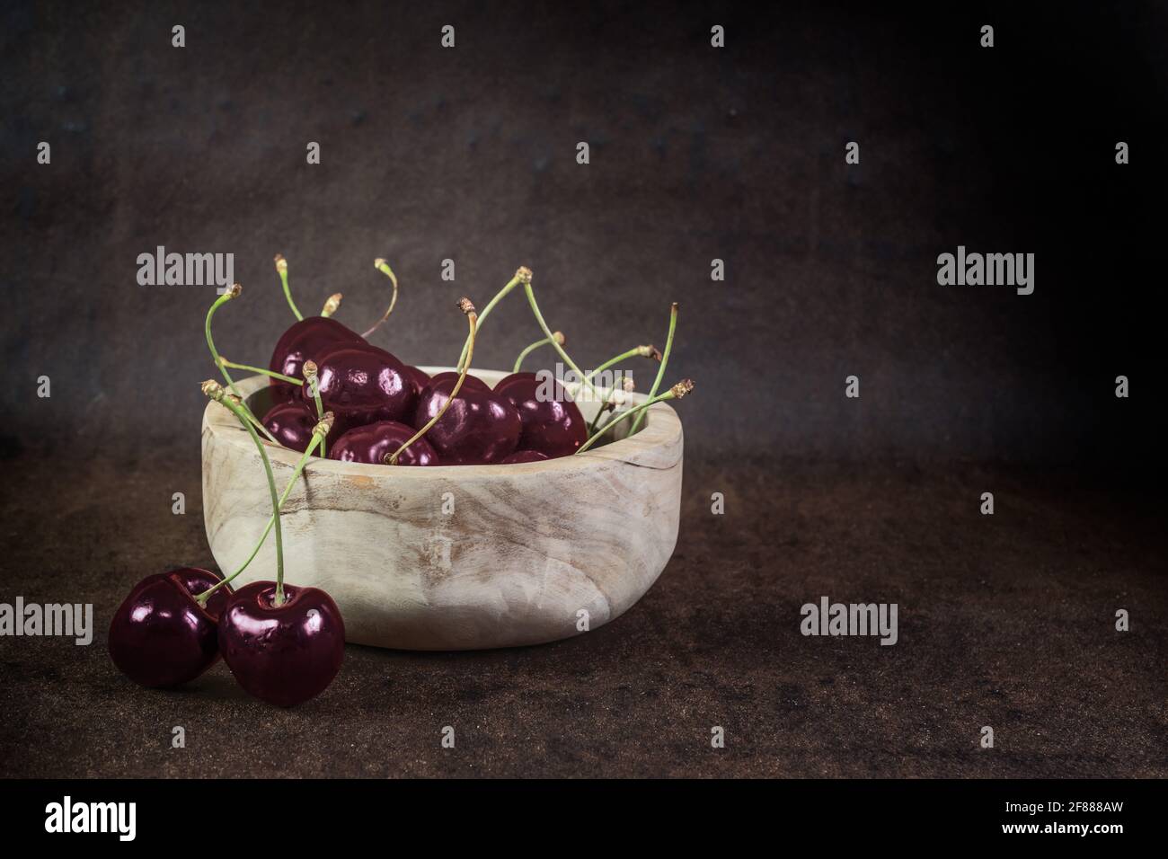 Kirschen in rustikaler Holzschale. Stockfoto