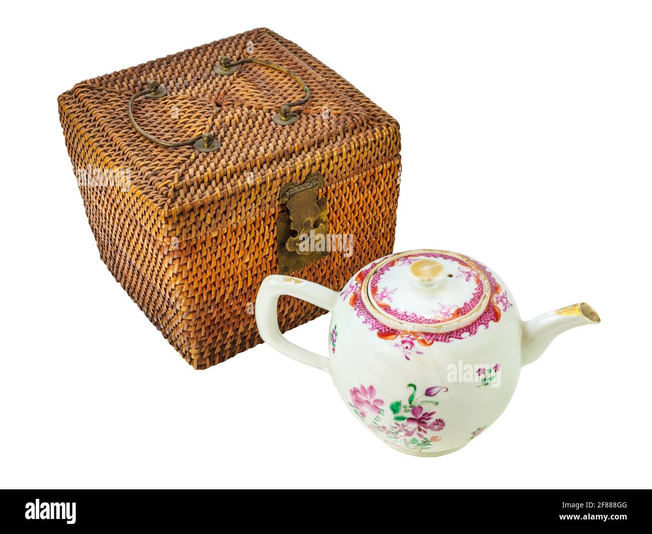 Antike authentische chinesische Teekocher mit Korb isoliert auf einem Weißer Hintergrund Stockfoto