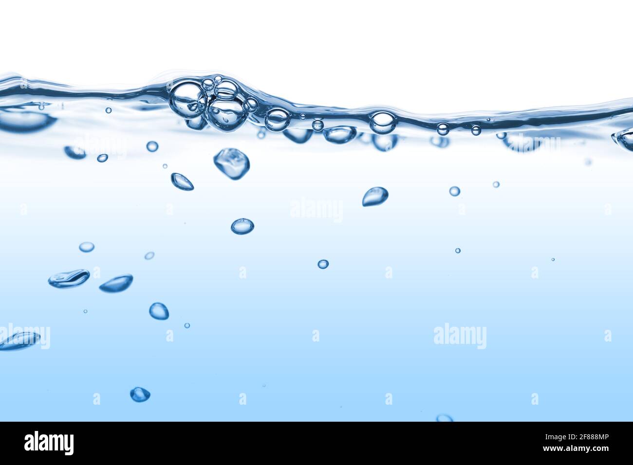 Klare Wasseroberfläche mit Welligkeit und Blase Stockfoto