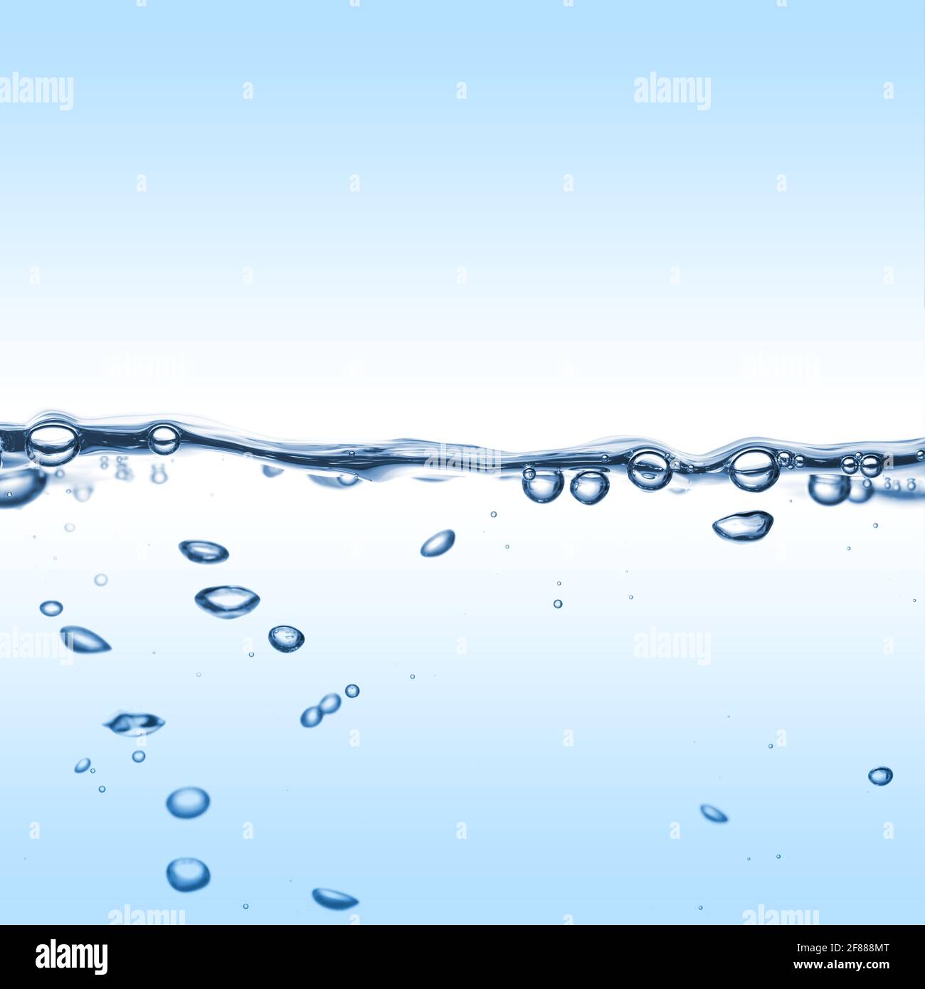 Abstrakter Hintergrund des Wassers. A bläht auf einer klaren flüssigen Oberfläche Stockfoto