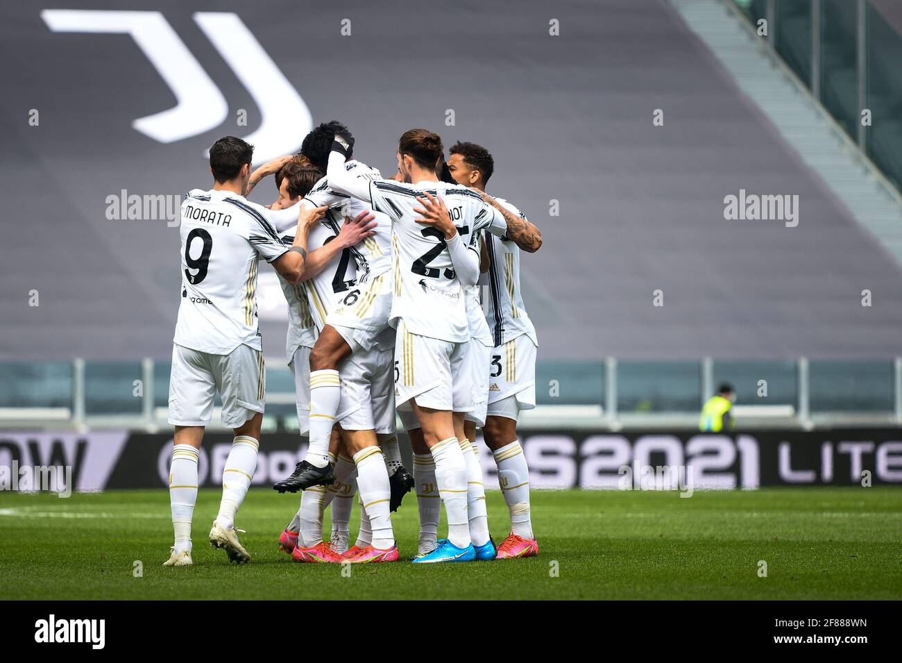 Turin, Italien. April 2021. Juventus FC feiert während der Serie A ein Fußballspiel zwischen Juventus und dem FC Genua. Sportstadien in ganz Italien unterliegen aufgrund der Coronavirus-Pandemie weiterhin strengen Beschränkungen, da staatliche Gesetze zur sozialen Distanzierung Fans innerhalb von Veranstaltungsorten verbieten, was dazu führt, dass Spiele hinter verschlossenen Türen gespielt werden. Juventus gewann 3-1 gegen Genua (Foto: Alberto Gandolfo/Pacific Press/Sipa USA) Quelle: SIPA USA/Alamy Live News Stockfoto