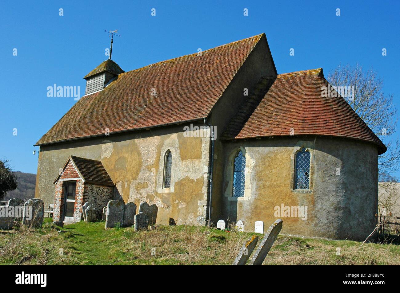 Church of St. Mary the Virgin, Upwaltham, West Sussex, England, Großbritannien. Norman. Etwa neunhundert Jahre alt. Wurde nie verlängert oder reduziert. Wände Stockfoto