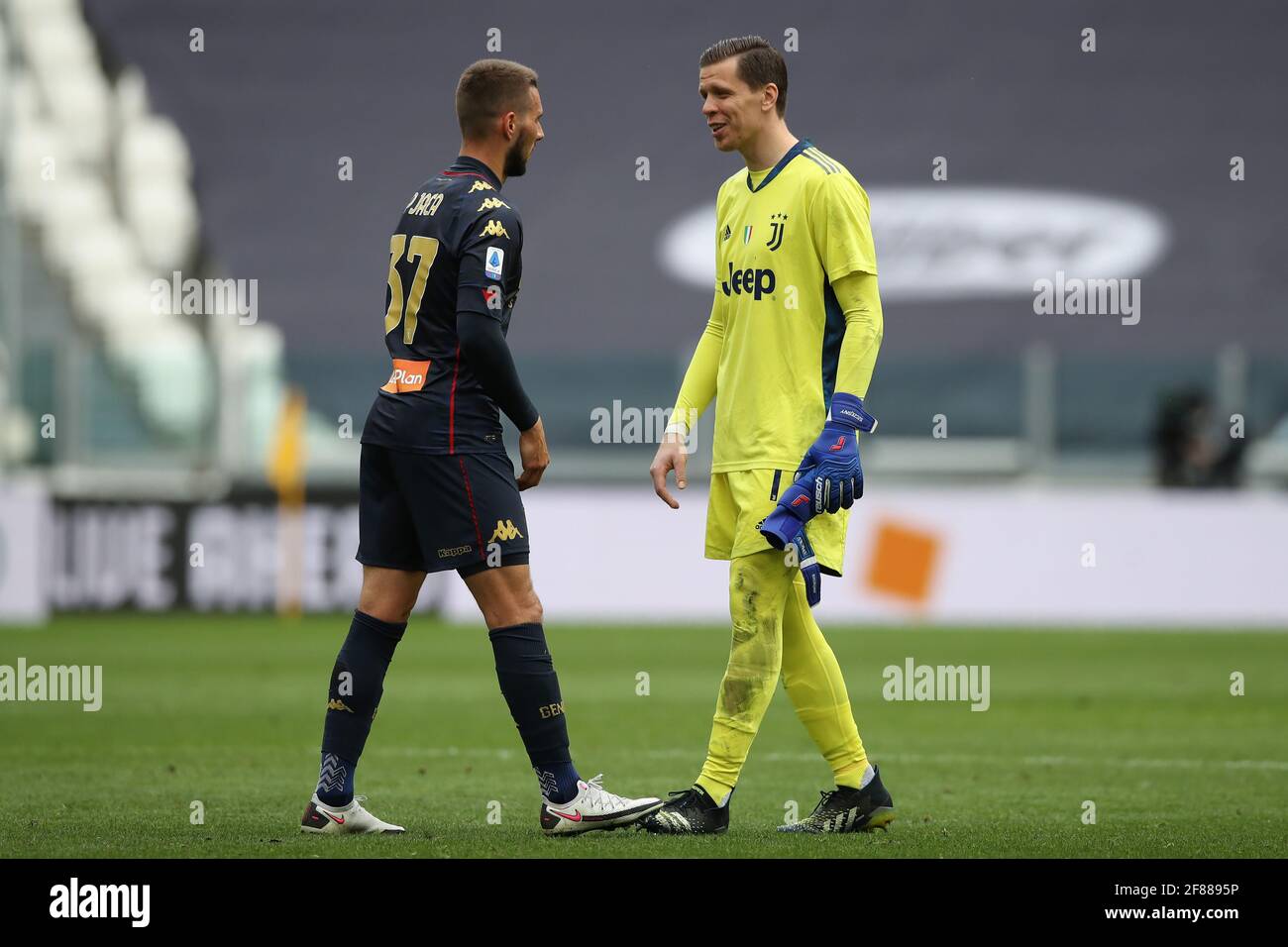 Turin, Italien, 11. April 2021. Wojciech Szczesny von Juventus begrüßt Marko Pjaca vom FC Genua nach dem letzten Pfiff im Serie-A-Spiel im Allianz-Stadion in Turin. Bildnachweis sollte lauten: Jonathan Moscrop / Sportimage Stockfoto